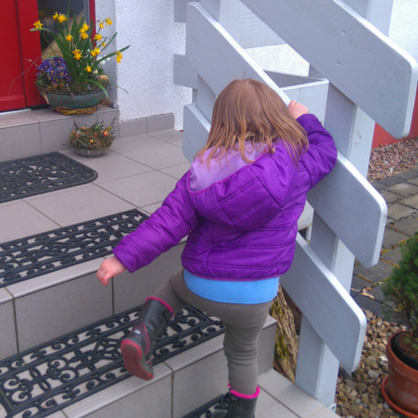 Kleinkind erklimmt Treppe
