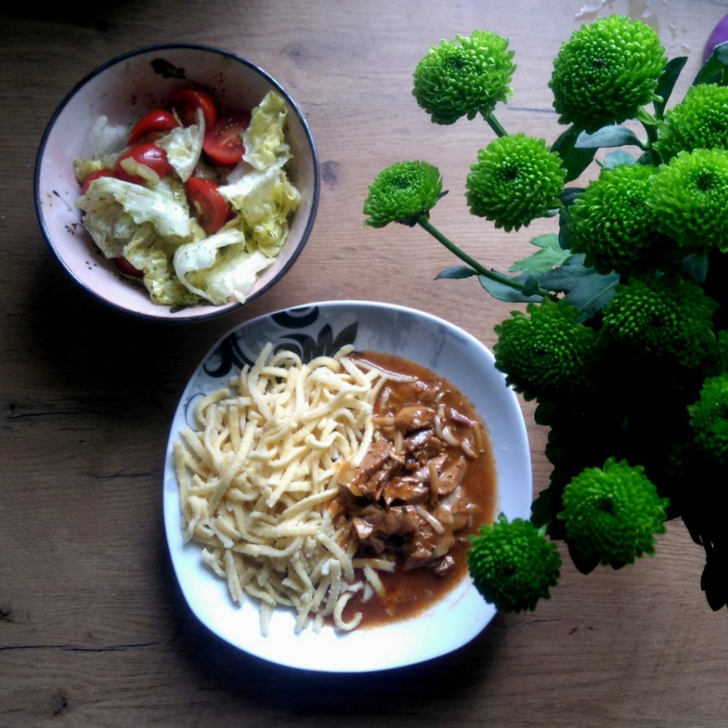 Spätzle mit Geschnetzeltem und Salat