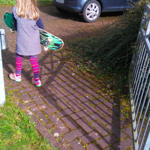 Skateboard fahren im Hof