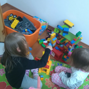 Schwestern bauen Duplo