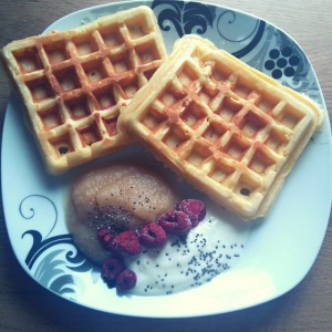 Waffeln mit Joguhrt und Apfelmus