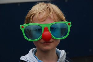 so nicht - üeber brille lustig machen